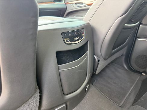 Used 2019 Cadillac Escalade Luxury w/ Escalade Sport Edition AWD/4WD image 13
