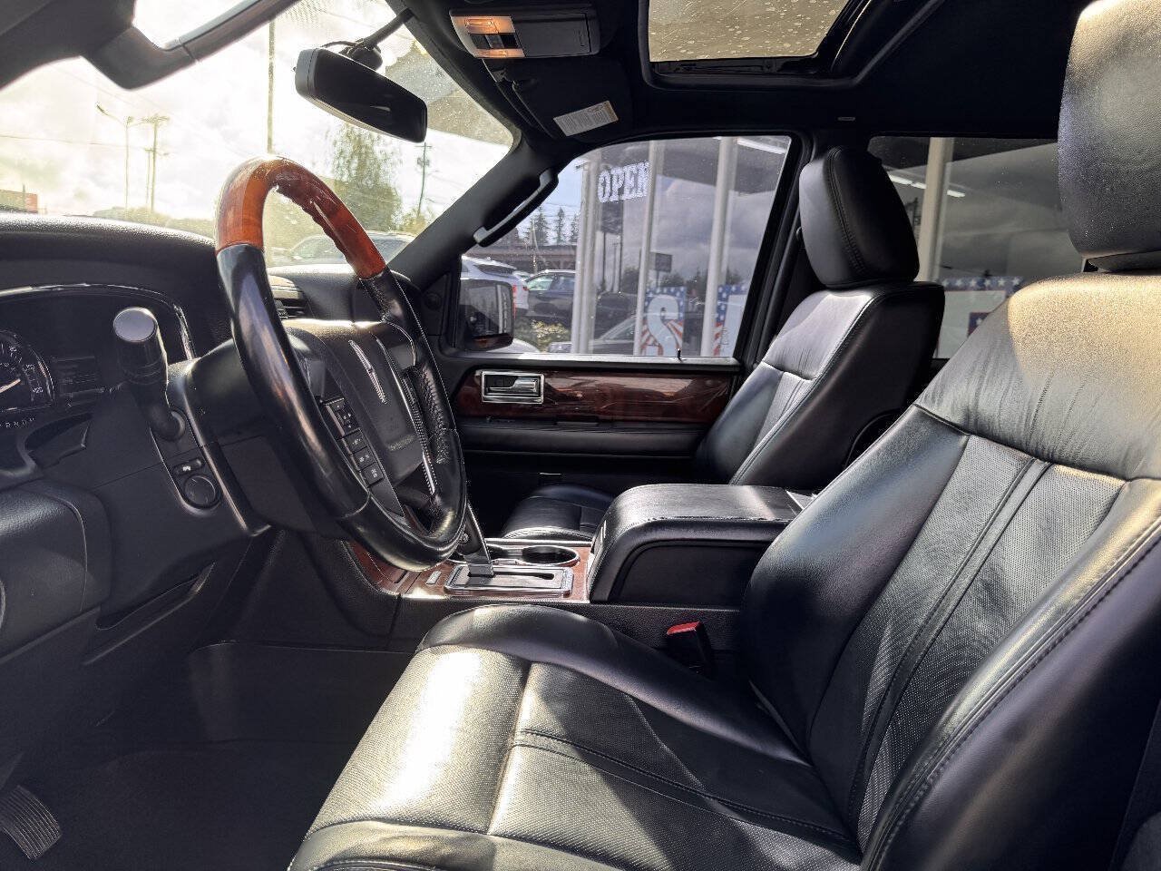 Used 2017 Lincoln Navigator Select RWD image 33