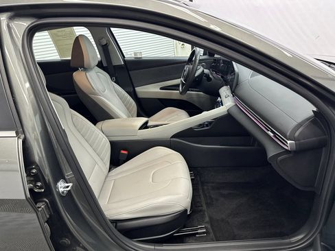 Used 2025 Hyundai Elantra Limited FWD image 14