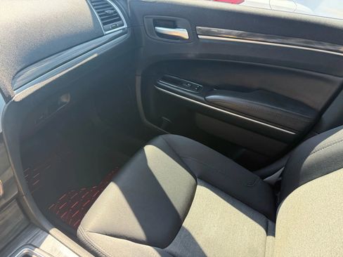 Used 2020 Chrysler 300 Touring w/ Chrome Appearance Package image 14