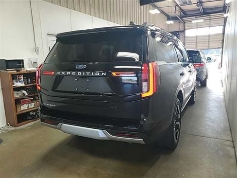 Used 2025 Ford Expedition Platinum w/ Driver's Package AWD/4WD image 9
