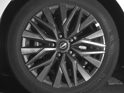 Used 2025 Nissan Altima 2.5 SV FWD image 12