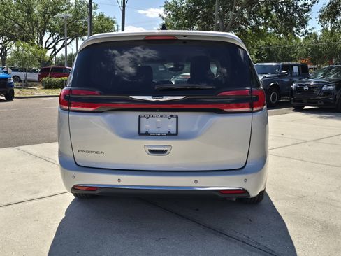 Used 2024 Chrysler Pacifica Touring-L FWD image 7