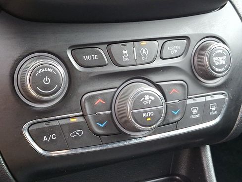 Used 2019 Jeep Cherokee Limited AWD/4WD image 15