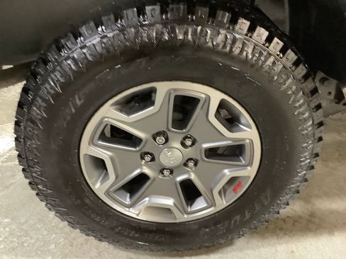 Used 2018 Jeep Wrangler Unlimited Rubicon w/ Connectivity Group AWD/4WD image 15