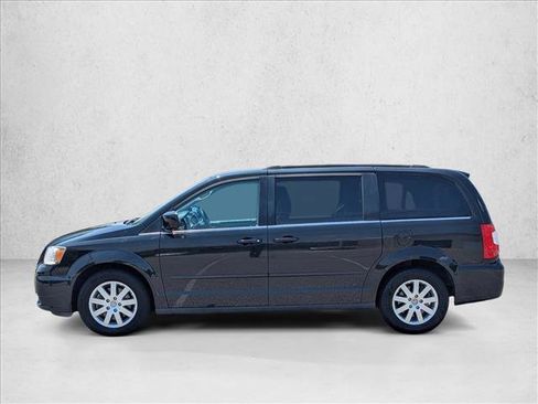 Used 2016 Chrysler Town & Country LX FWD image 8
