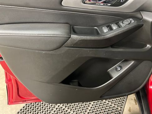 Used 2023 Chevrolet Traverse LT image 16