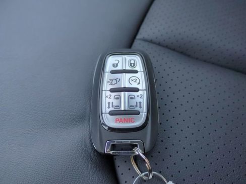 New 2026 Chrysler Pacifica Select FWD image 28