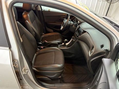 Used 2020 Chevrolet Trax LT w/ LT Convenience Package AWD/4WD image 21