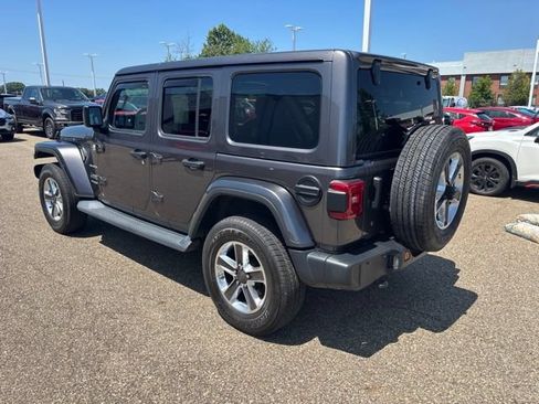 Used 2018 Jeep Wrangler Unlimited Sahara AWD/4WD image 4
