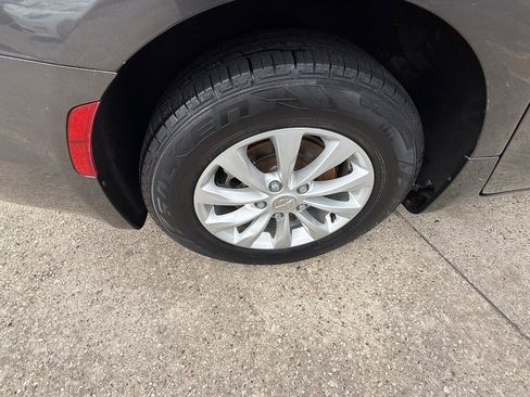 Used 2017 Chrysler Pacifica Touring-L image 12