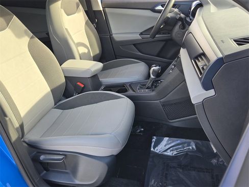 Used 2023 Volkswagen Taos SE w/ Panoramic Sunroof Package image 18