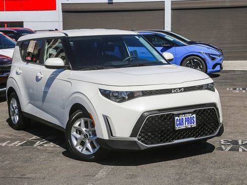 Used 2023 Kia Soul LX w/ LX Technology Package image 2