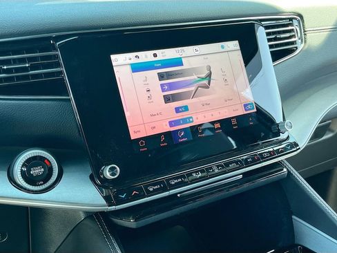 Certified 2025 Jeep Wagoneer L Series II w/ Premium Group I image 16