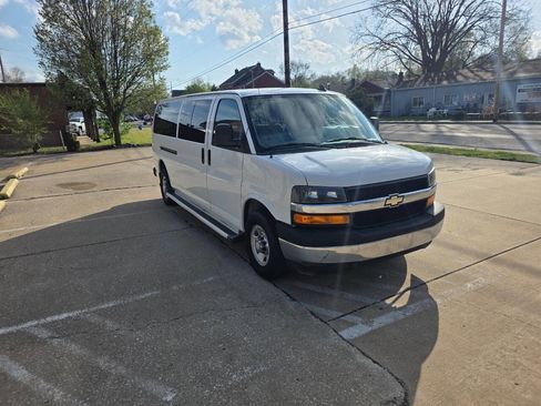Used 2017 Chevrolet Express 3500 LT w/ LT Preferred Equipment Group image 8