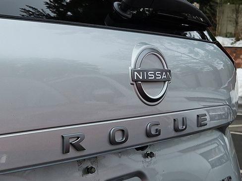 Certified 2025 Nissan Rogue SV image 29