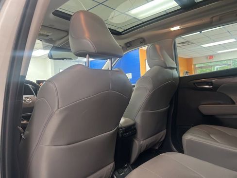 Used 2021 Toyota Highlander Platinum AWD/4WD image 18