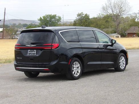 Used 2024 Chrysler Pacifica Touring-L FWD image 6