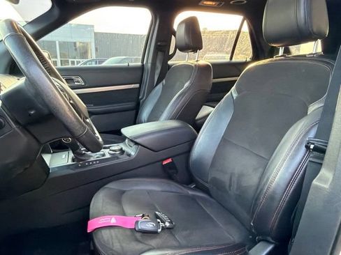 Used 2018 Ford Explorer XLT w/ Equipment Group 202A AWD/4WD image 15