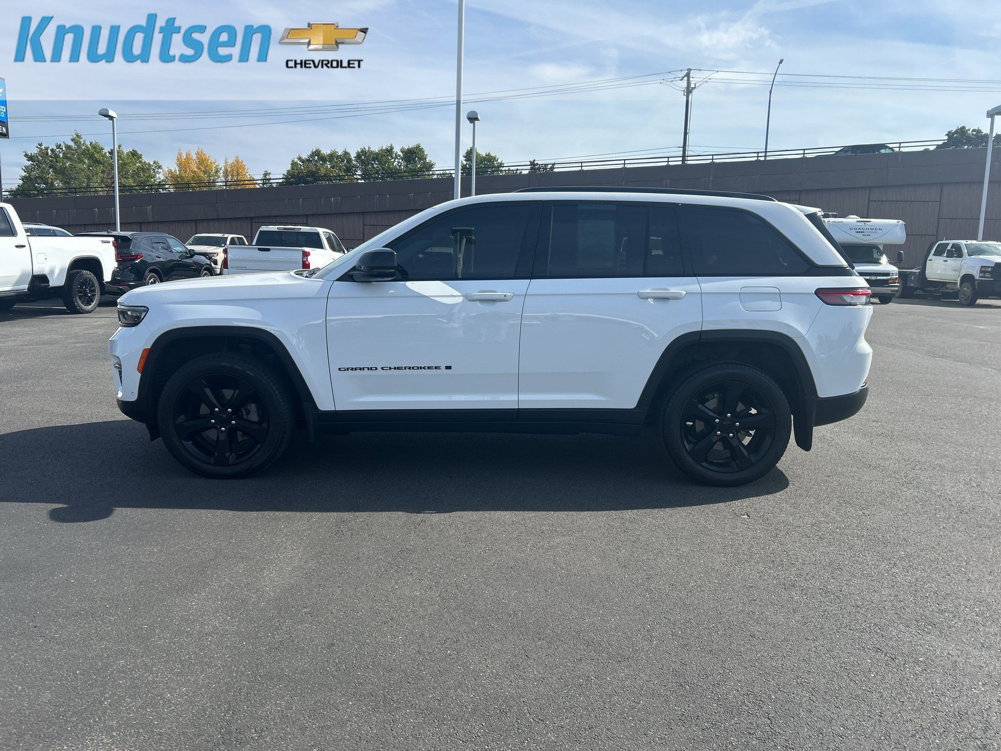Used 2023 Jeep Grand Cherokee Limited w/ Luxury Tech Group II AWD/4WD image 4