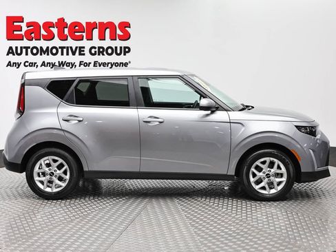 Used 2025 Kia Soul LX w/ LX Technology Package image 4