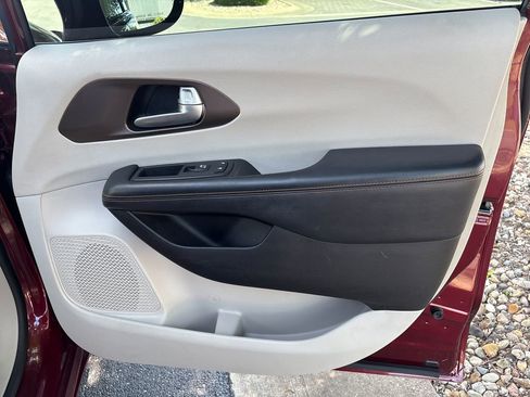Used 2017 Chrysler Pacifica Touring-L FWD image 35