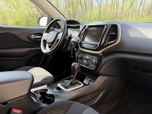 Used 2016 Jeep Cherokee Latitude w/ Cold Weather Group image 16