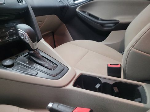 Used 2018 Ford Focus SE w/ SE Appearance Package FWD image 26