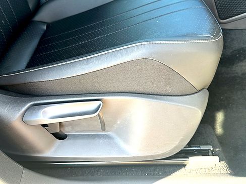 Used 2024 Volkswagen Tiguan SE w/ Panoramic Sunroof Package image 24