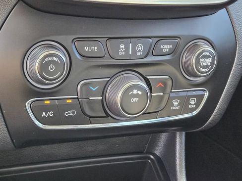 Used 2019 Jeep Cherokee Latitude Plus FWD image 21