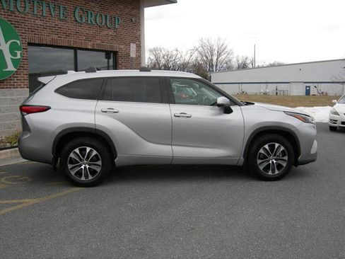 Used 2022 Toyota Highlander XLE image 3