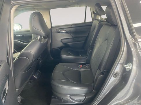 Used 2023 Toyota Highlander XLE image 13