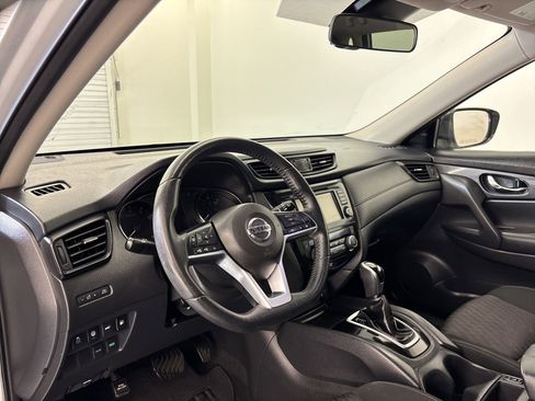 Used 2020 Nissan Rogue SV image 4