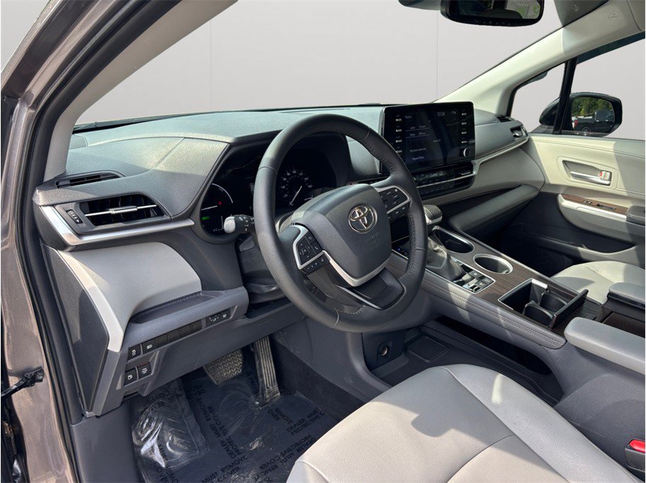 Used 2023 Toyota Sienna XLE FWD image 6