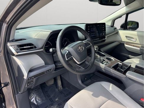 Used 2023 Toyota Sienna XLE FWD image 6