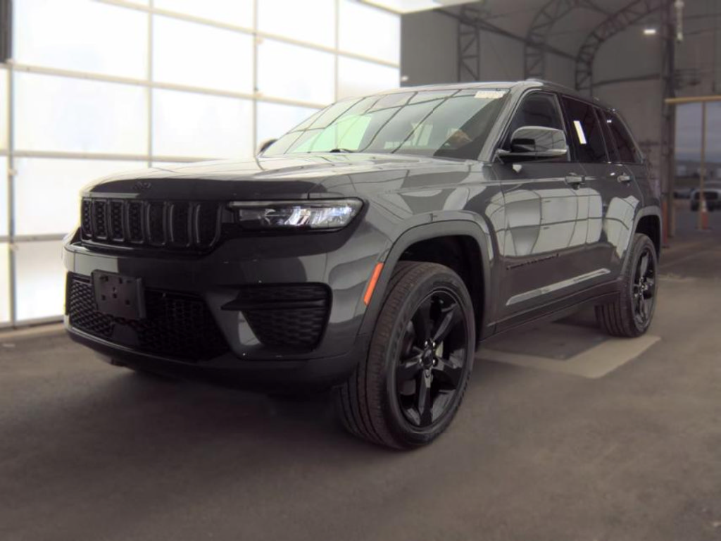Used 2022 Jeep Grand Cherokee Altitude AWD/4WD image 1