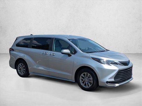Used 2024 Toyota Sienna LE FWD image 3