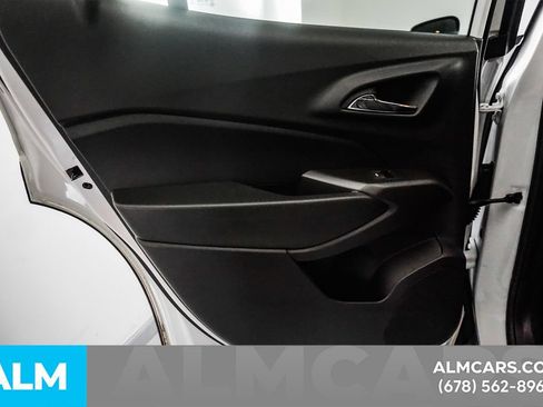 Used 2025 Chevrolet Trax LT FWD image 50