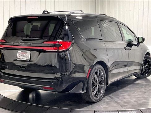 Used 2025 Chrysler Pacifica Limited FWD image 13