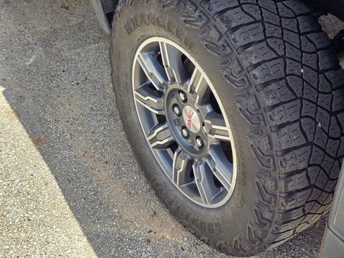 Used 2024 GMC Sierra 1500 AT4 w/ Technology Package AWD/4WD image 9