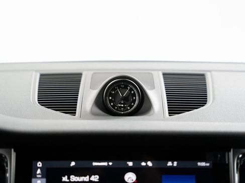 Used 2024 Porsche Macan image 19