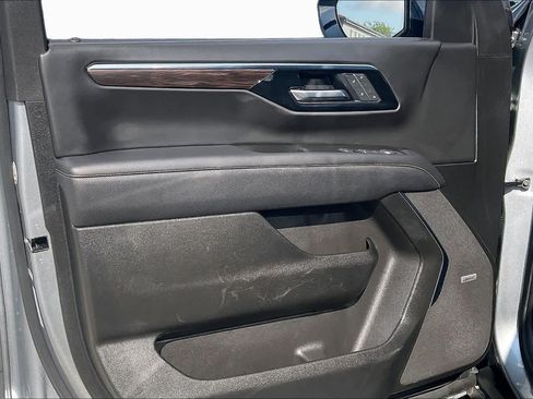 Used 2025 Chevrolet Suburban Premier RWD image 21