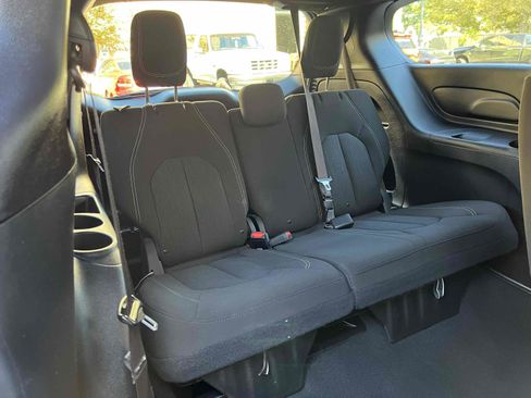 Used 2021 Chrysler Pacifica Touring w/ S Appearance Package image 40