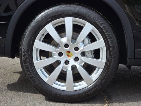 Used 2018 Porsche Cayenne S w/ Premium Package image 34