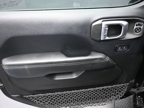 Used 2018 Jeep Wrangler Unlimited Sahara w/ Uconnect 4C Nav & Sound Group AWD/4WD image 18