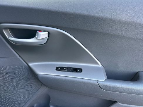 Used 2017 Kia Niro LX image 21