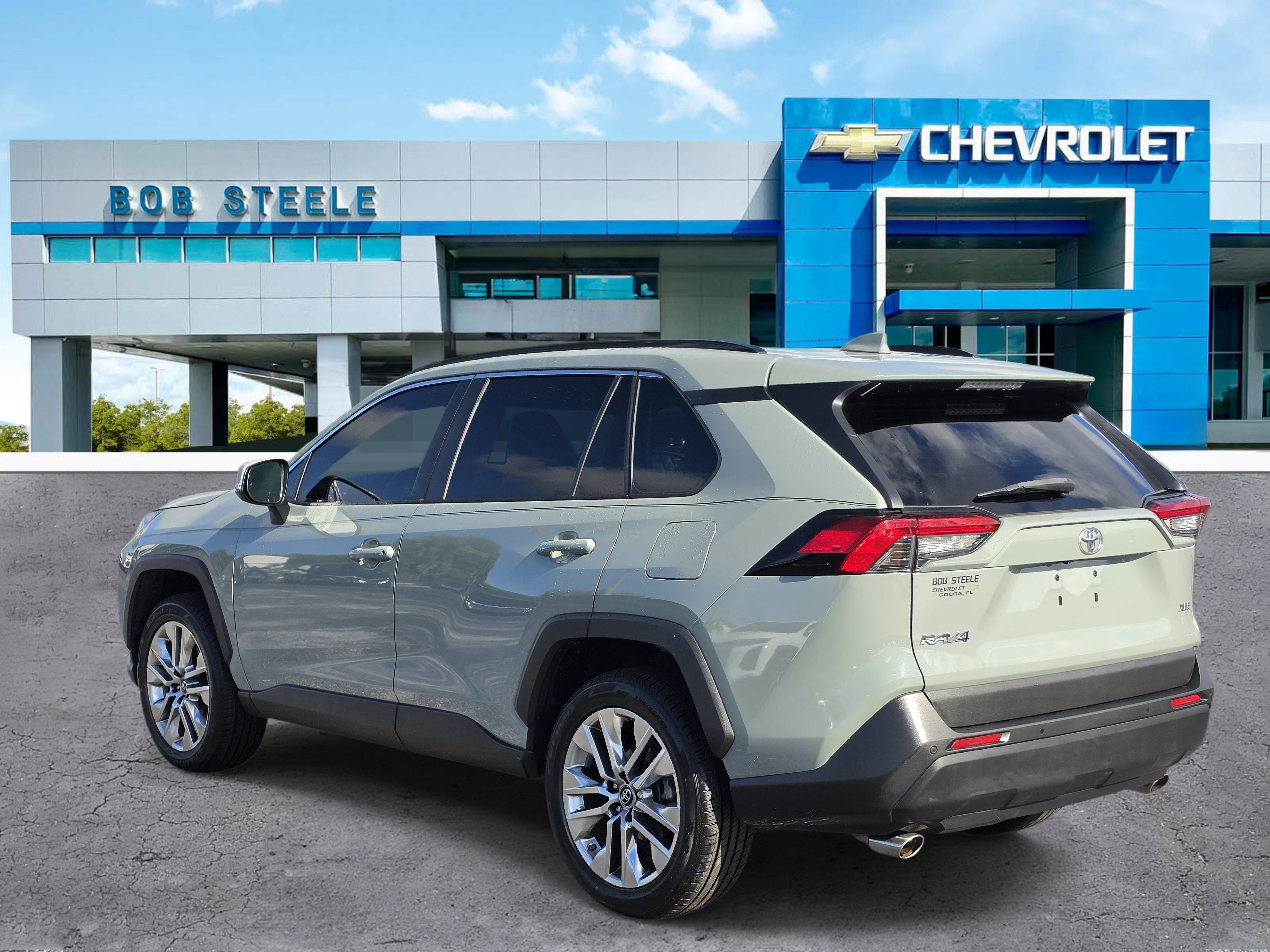 Used 2019 Toyota RAV4 XLE Premium w/ Advanced Technology Package FWD image 3