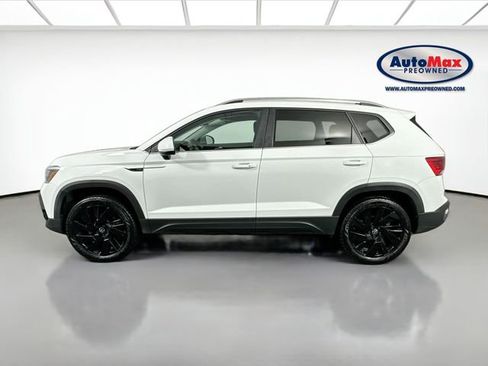Used 2024 Volkswagen Taos SE image 8