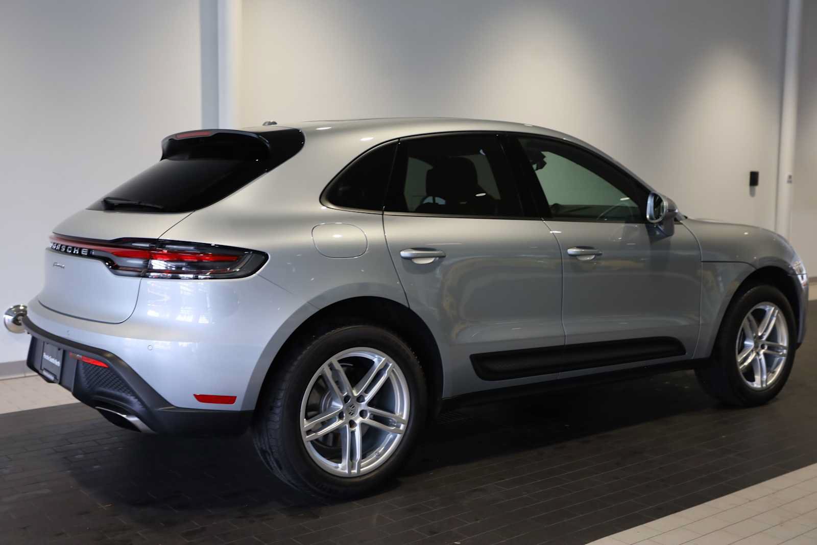 Used 2025 Porsche Macan AWD/4WD image 7