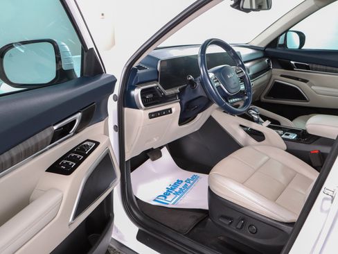 Used 2024 Kia Telluride EX w/ EX Captain's Chair Package image 3